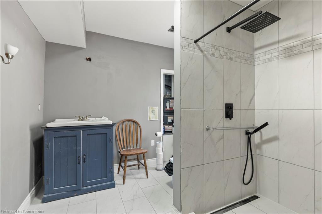 362 Carlton Street, St. Catharines, ON - Indoor