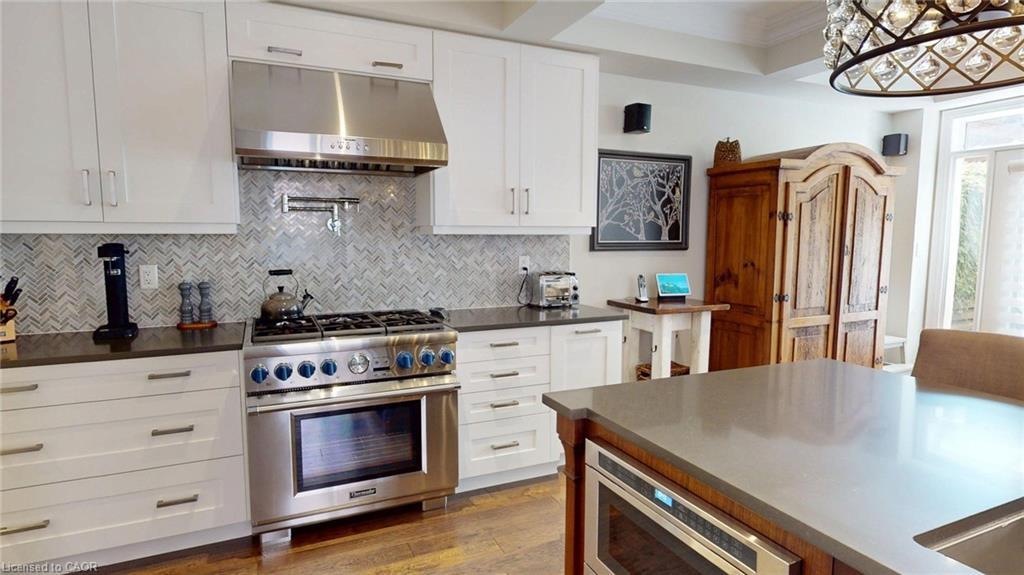 131 Mcpherson Road, Caledon, ON - Indoor Photo Showing Kitchen With Upgraded Kitchen