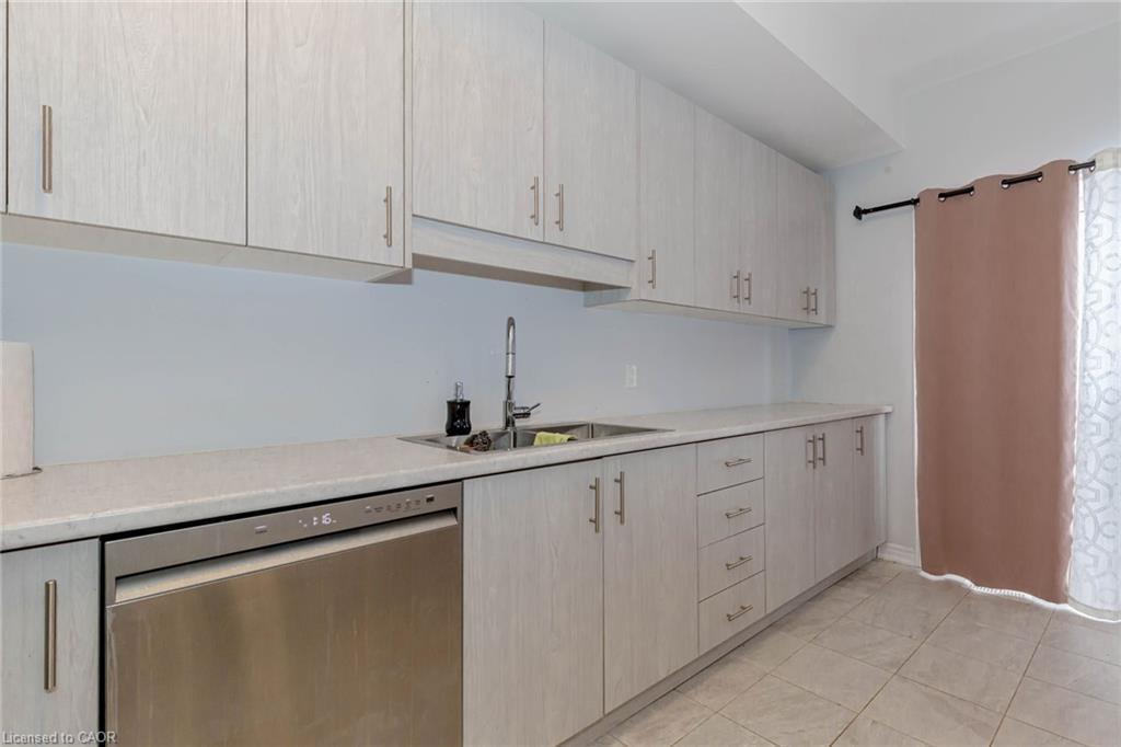 87 Renfrew Trail, Welland, ON - Indoor Photo Showing Kitchen