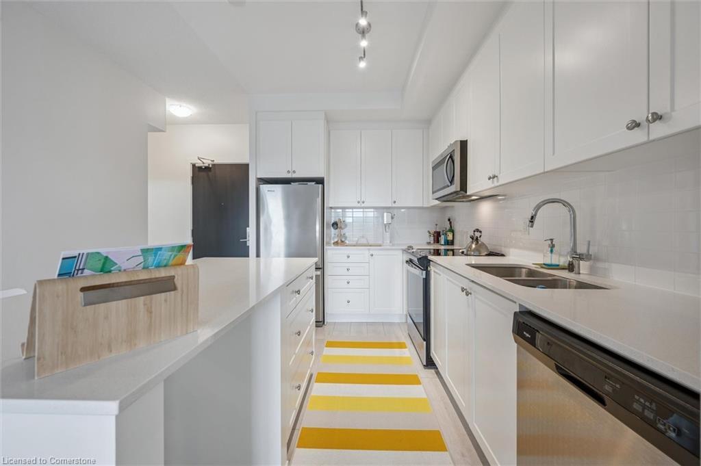 323-55 Duke Street, Kitchener, ON - Indoor Photo Showing Kitchen With Double Sink With Upgraded Kitchen