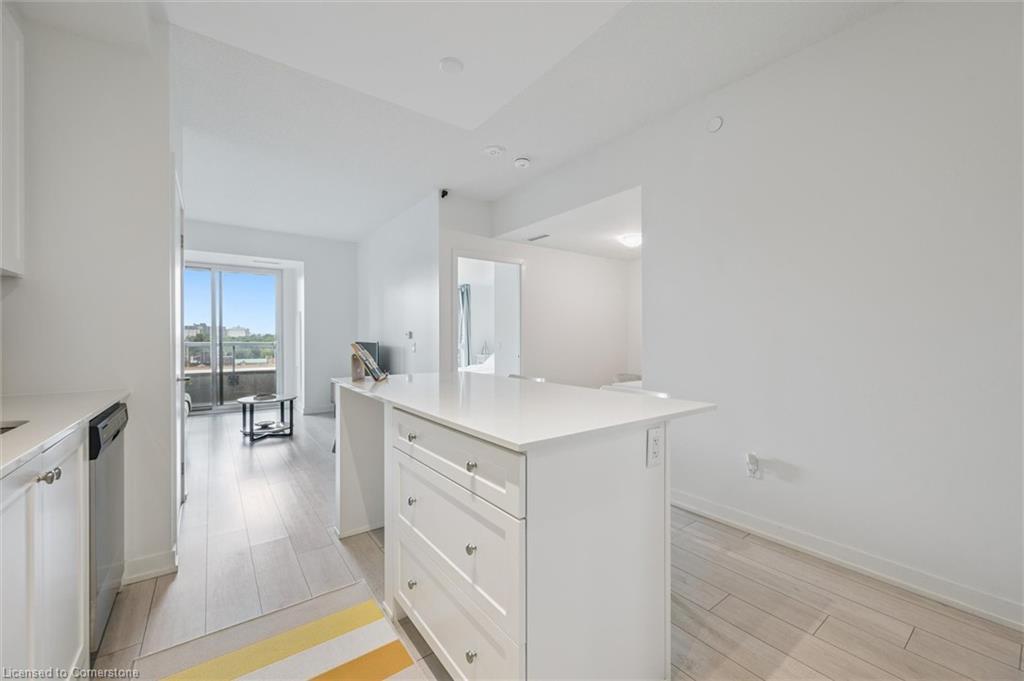 323-55 Duke Street, Kitchener, ON - Indoor Photo Showing Kitchen