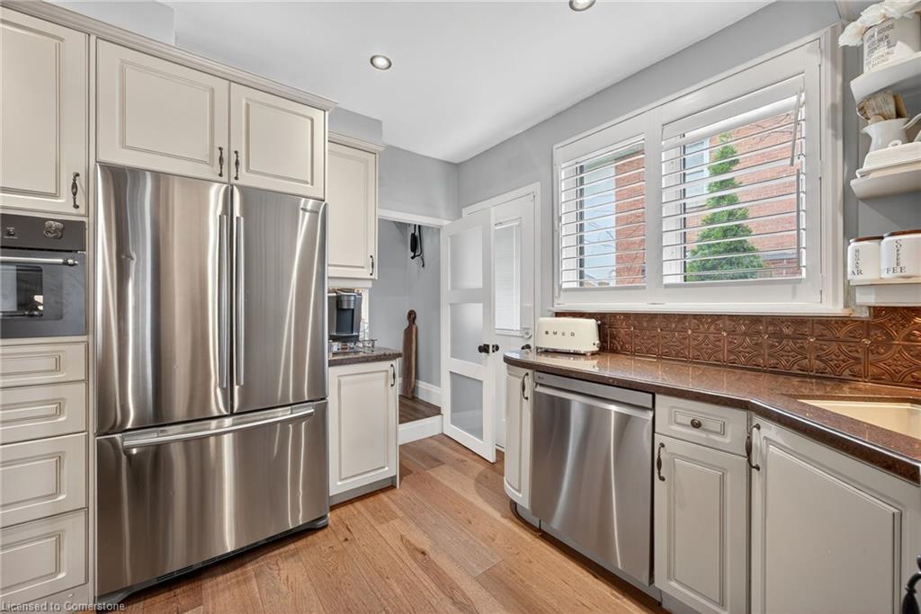 108 Owen Street, Barrie, ON - Indoor Photo Showing Kitchen