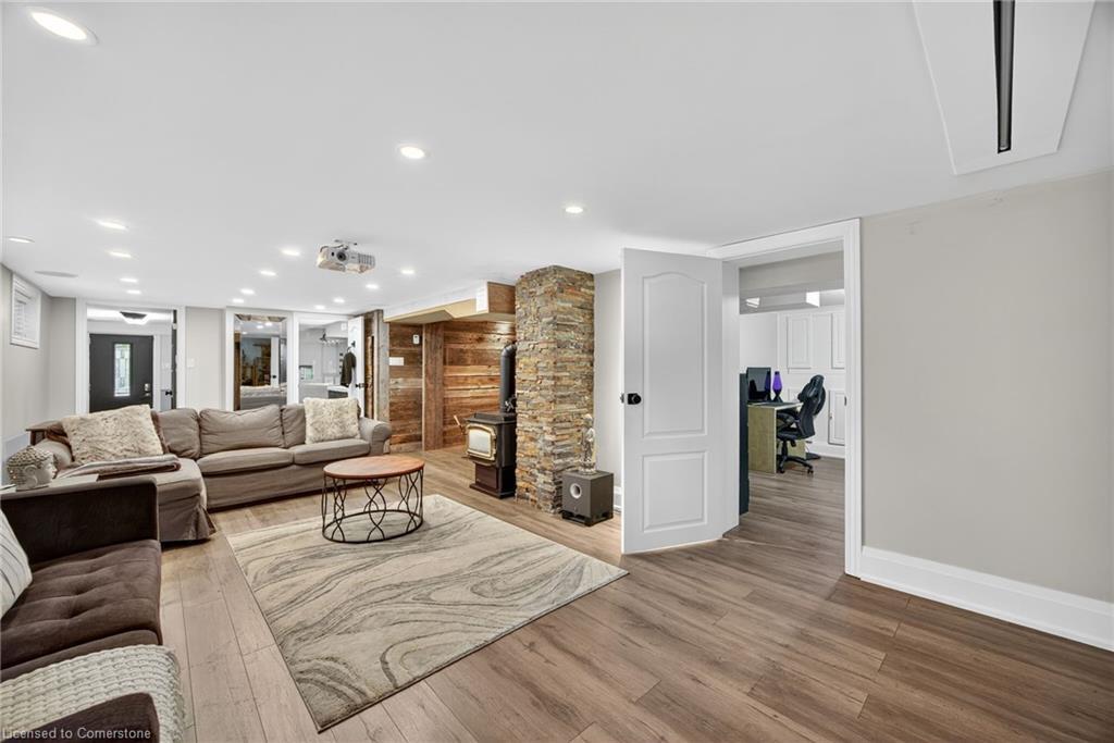 108 Owen Street, Barrie, ON - Indoor Photo Showing Living Room