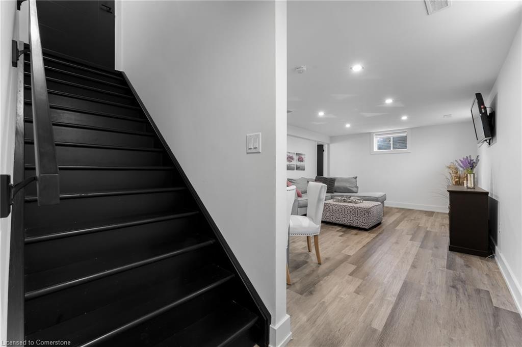 14 Willowbrook Drive, Welland, ON - Indoor