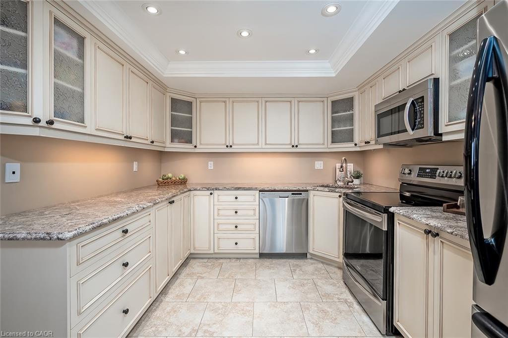 Ph105-1271 Walden Circle, Mississauga, ON - Indoor Photo Showing Kitchen With Stainless Steel Kitchen