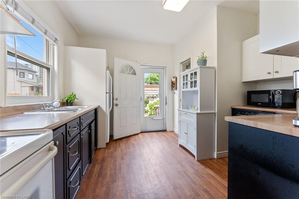 137 Victoria Avenue N, Hamilton, ON - Indoor Photo Showing Kitchen