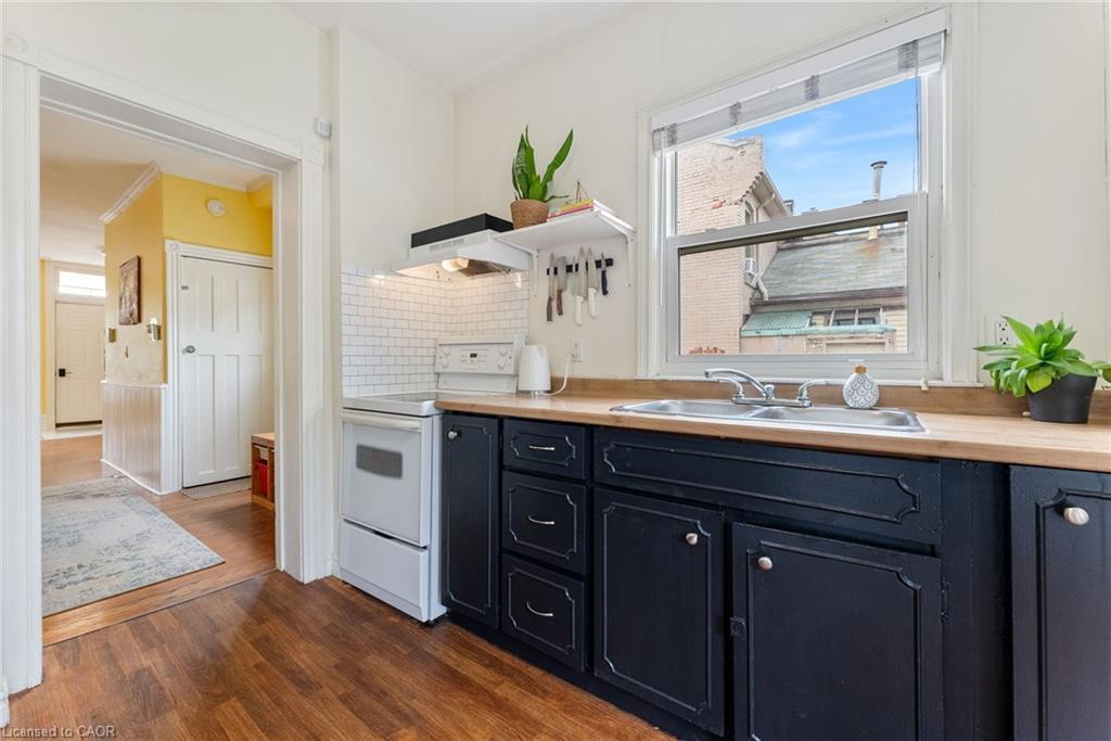 137 Victoria Avenue N, Hamilton, ON - Indoor Photo Showing Kitchen With Double Sink