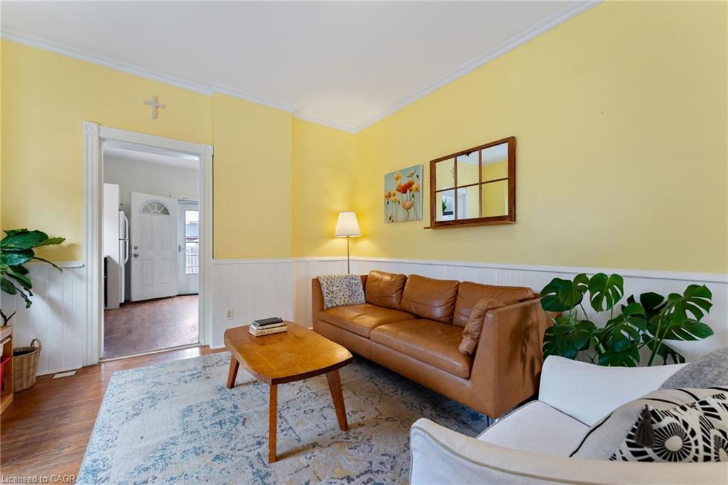 137 Victoria Avenue N, Hamilton, ON - Indoor Photo Showing Living Room