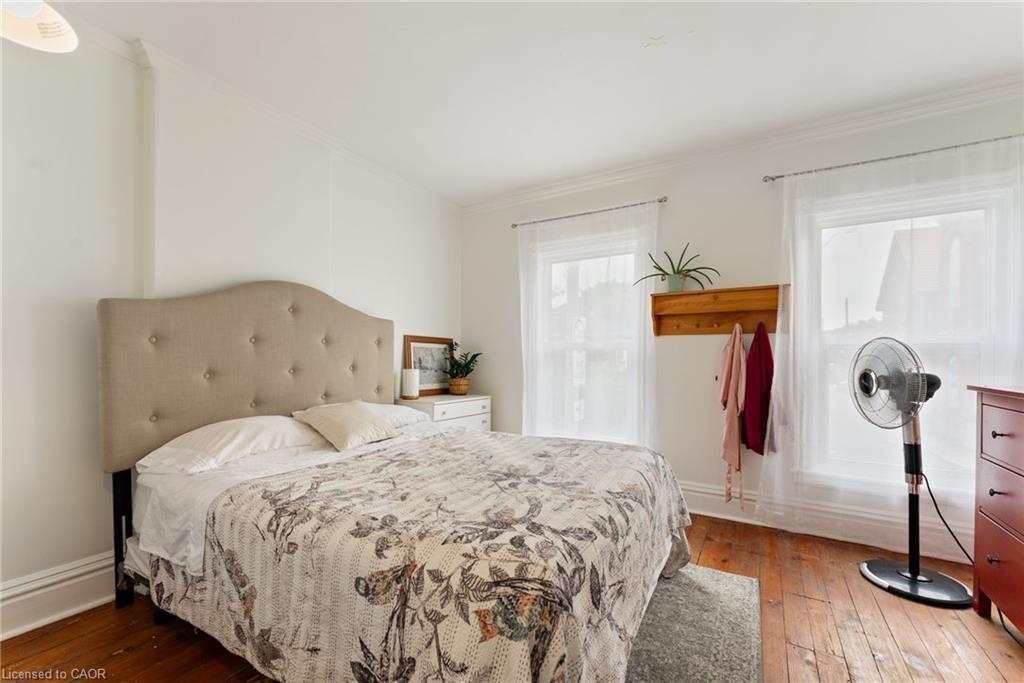 137 Victoria Avenue N, Hamilton, ON - Indoor Photo Showing Bedroom