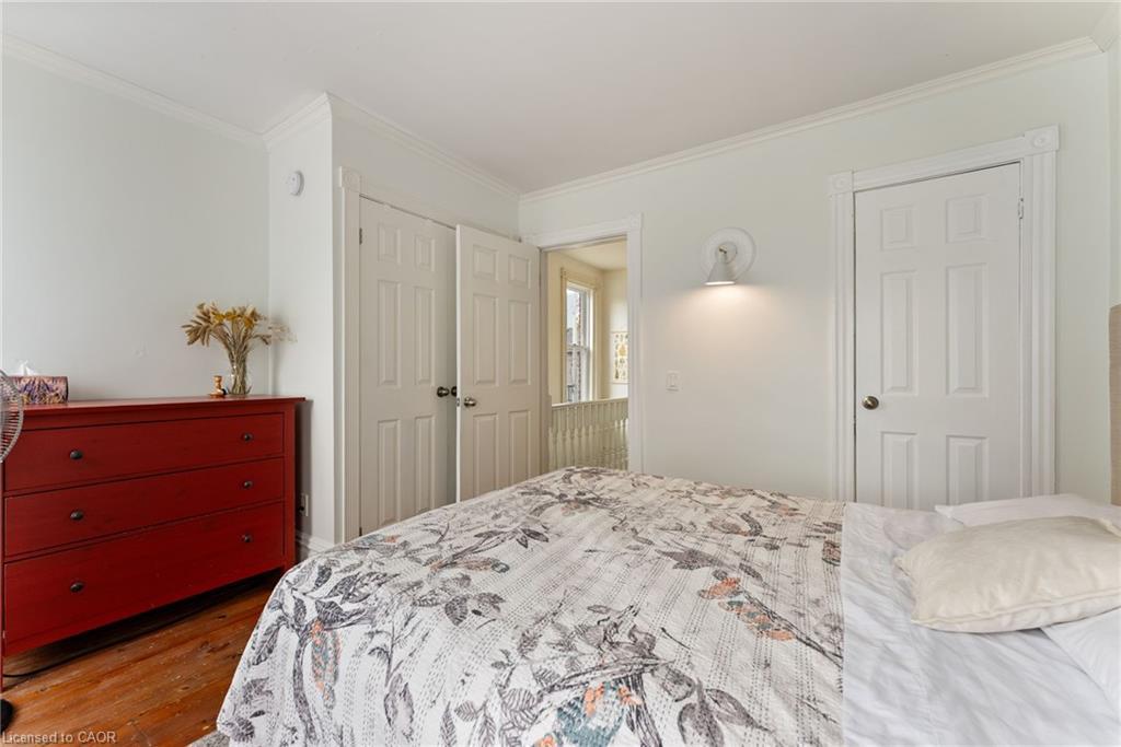 137 Victoria Avenue N, Hamilton, ON - Indoor Photo Showing Bedroom