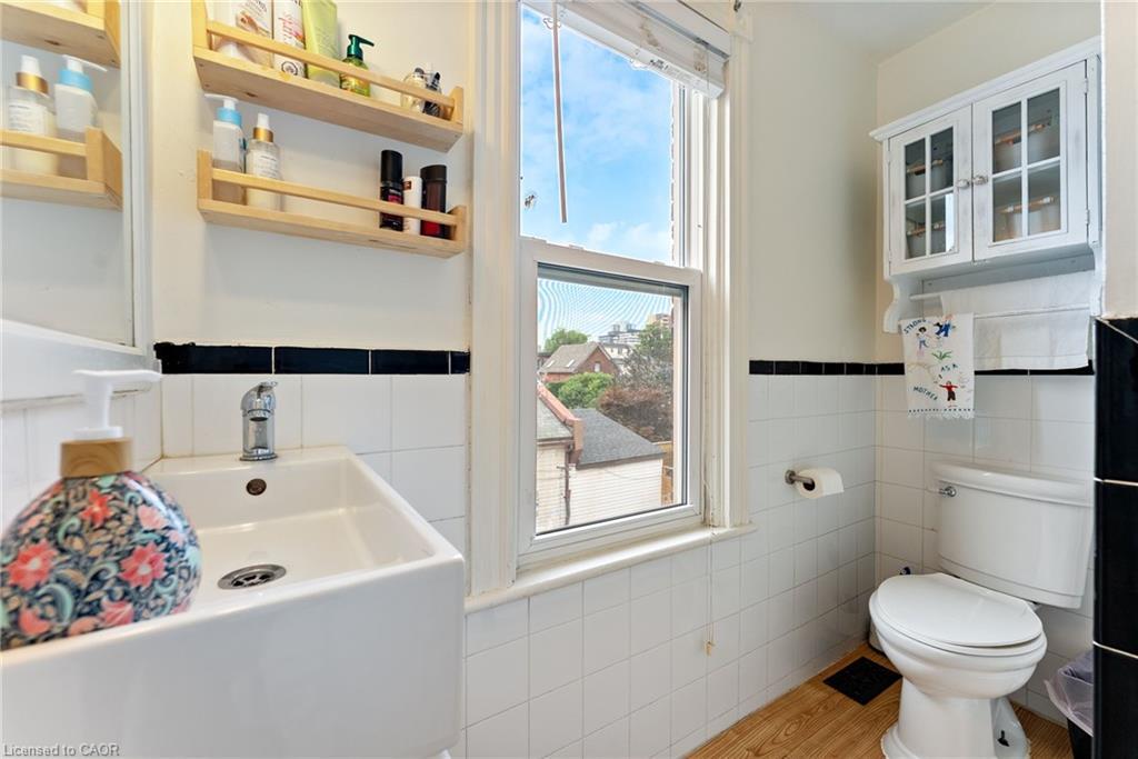 137 Victoria Avenue N, Hamilton, ON - Indoor Photo Showing Bathroom