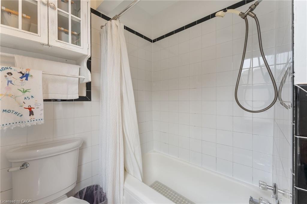 137 Victoria Avenue N, Hamilton, ON - Indoor Photo Showing Bathroom