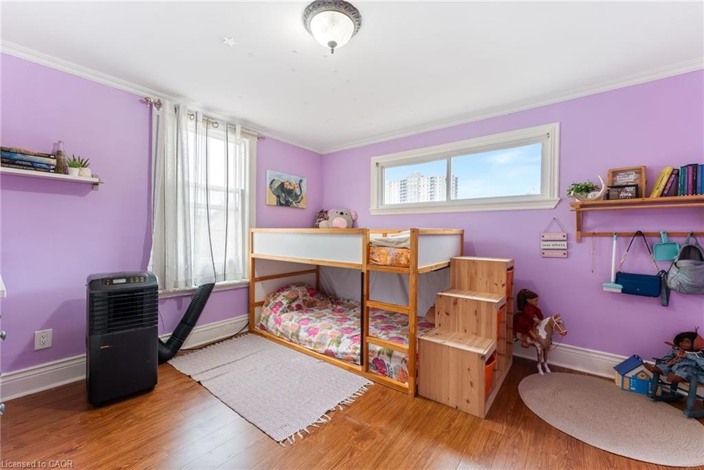 137 Victoria Avenue N, Hamilton, ON - Indoor Photo Showing Bedroom