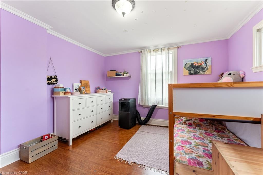 137 Victoria Avenue N, Hamilton, ON - Indoor Photo Showing Bedroom