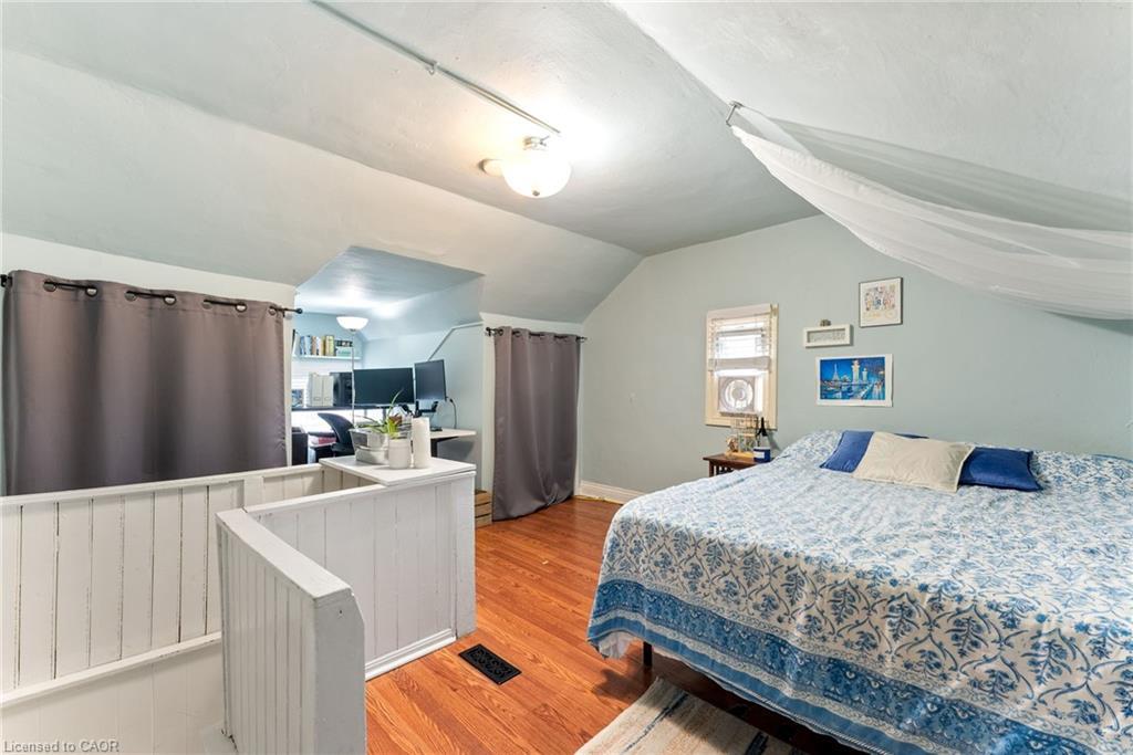137 Victoria Avenue N, Hamilton, ON - Indoor Photo Showing Bedroom