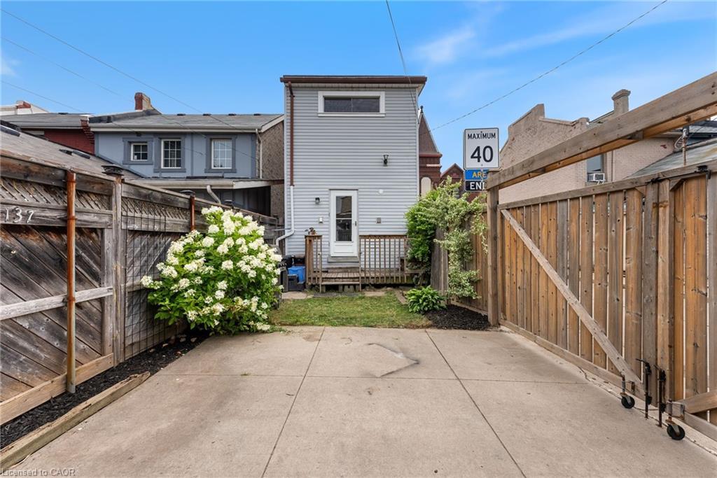 137 Victoria Avenue N, Hamilton, ON - Outdoor With Exterior