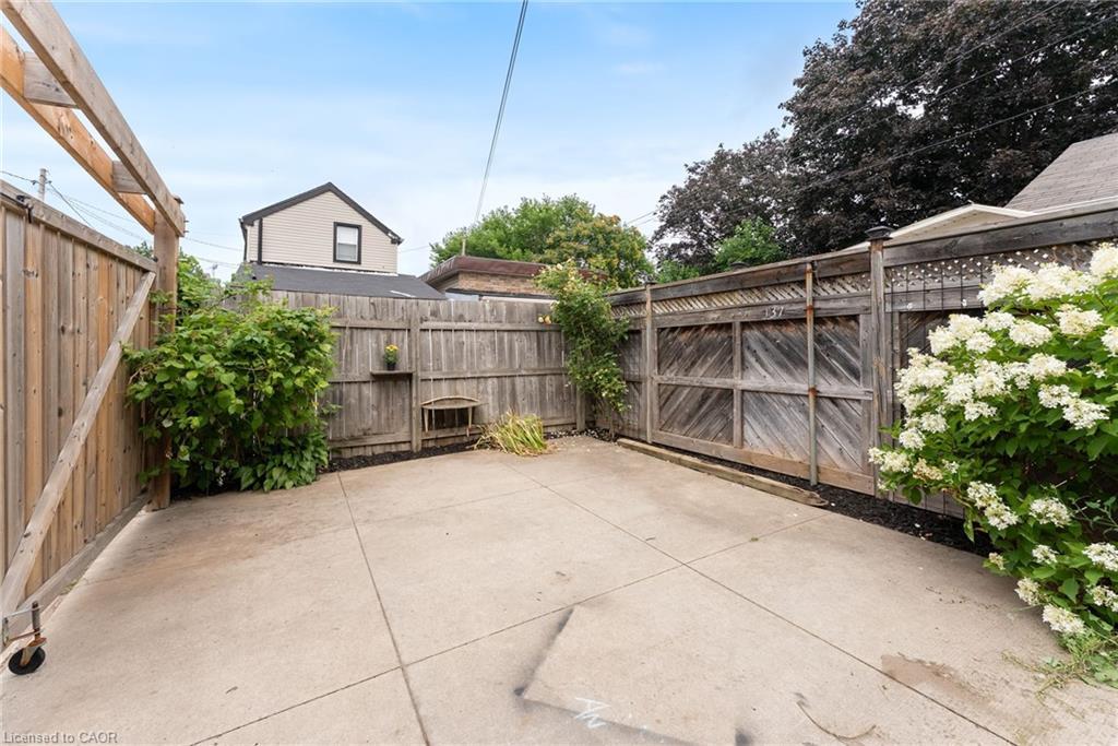 137 Victoria Avenue N, Hamilton, ON - Outdoor With Exterior