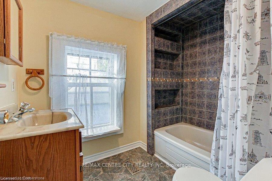 279 Charlotte Street, Port Stanley, ON - Indoor Photo Showing Bathroom