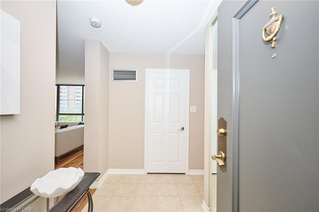 504-1240 Marlborough Court, Oakville, ON - Indoor