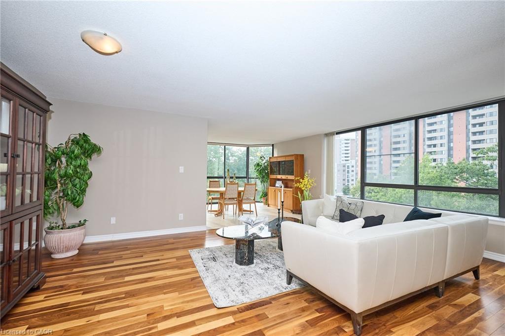 504-1240 Marlborough Court, Oakville, ON - Indoor Photo Showing Living Room