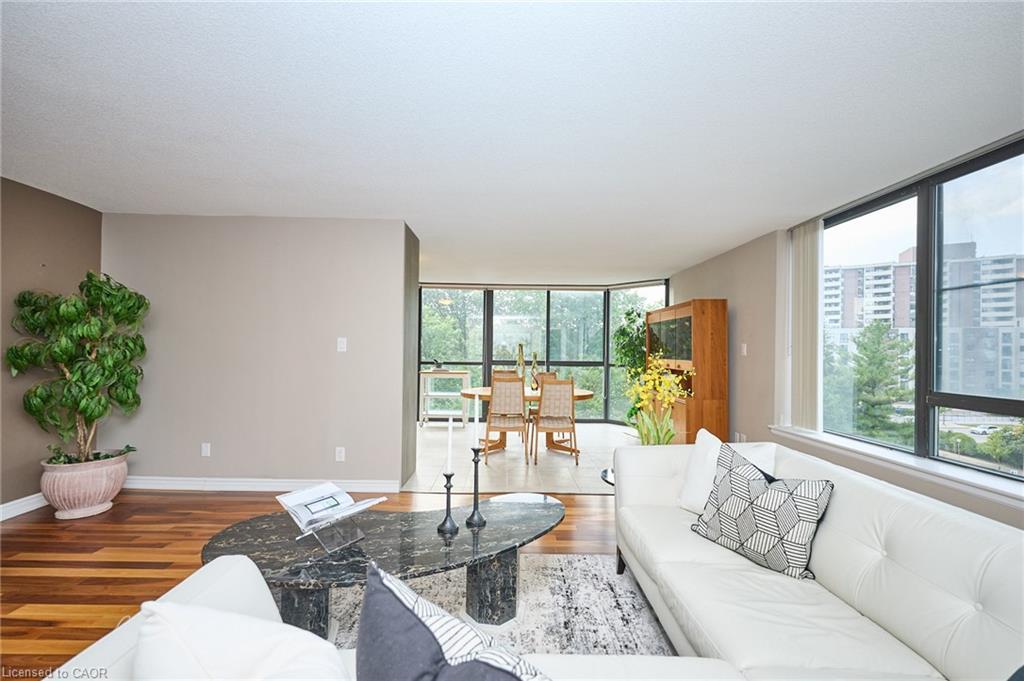 504-1240 Marlborough Court, Oakville, ON - Indoor Photo Showing Living Room