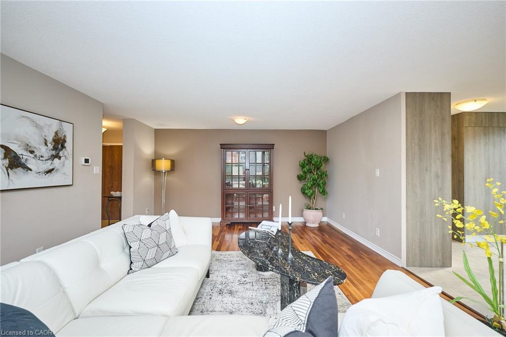 504-1240 Marlborough Court, Oakville, ON - Indoor Photo Showing Living Room