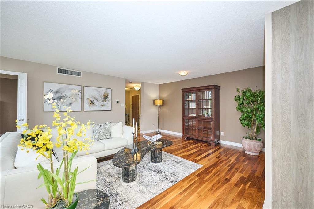 504-1240 Marlborough Court, Oakville, ON - Indoor Photo Showing Living Room