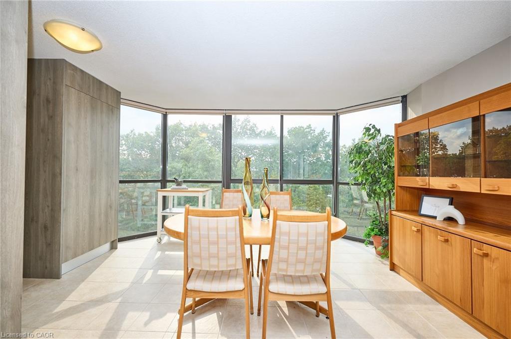 504-1240 Marlborough Court, Oakville, ON - Indoor Photo Showing Dining Room