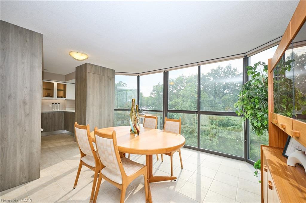 504-1240 Marlborough Court, Oakville, ON - Indoor Photo Showing Dining Room