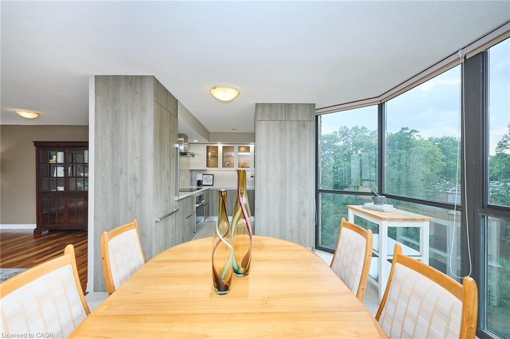 504-1240 Marlborough Court, Oakville, ON - Indoor Photo Showing Dining Room