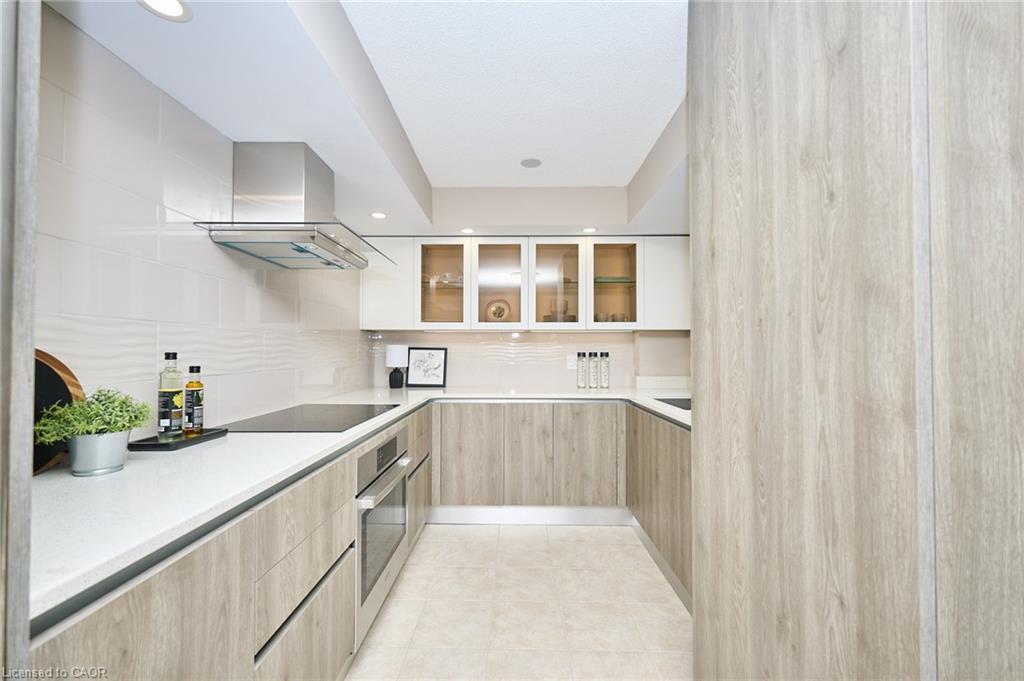 504-1240 Marlborough Court, Oakville, ON - Indoor Photo Showing Kitchen With Upgraded Kitchen