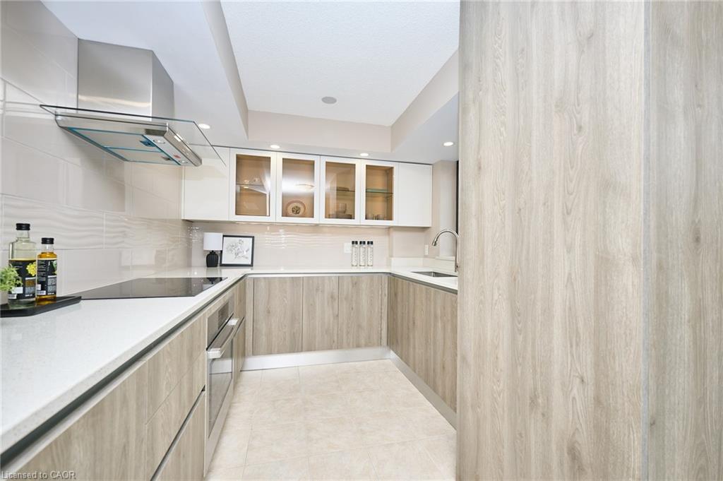 504-1240 Marlborough Court, Oakville, ON - Indoor Photo Showing Kitchen