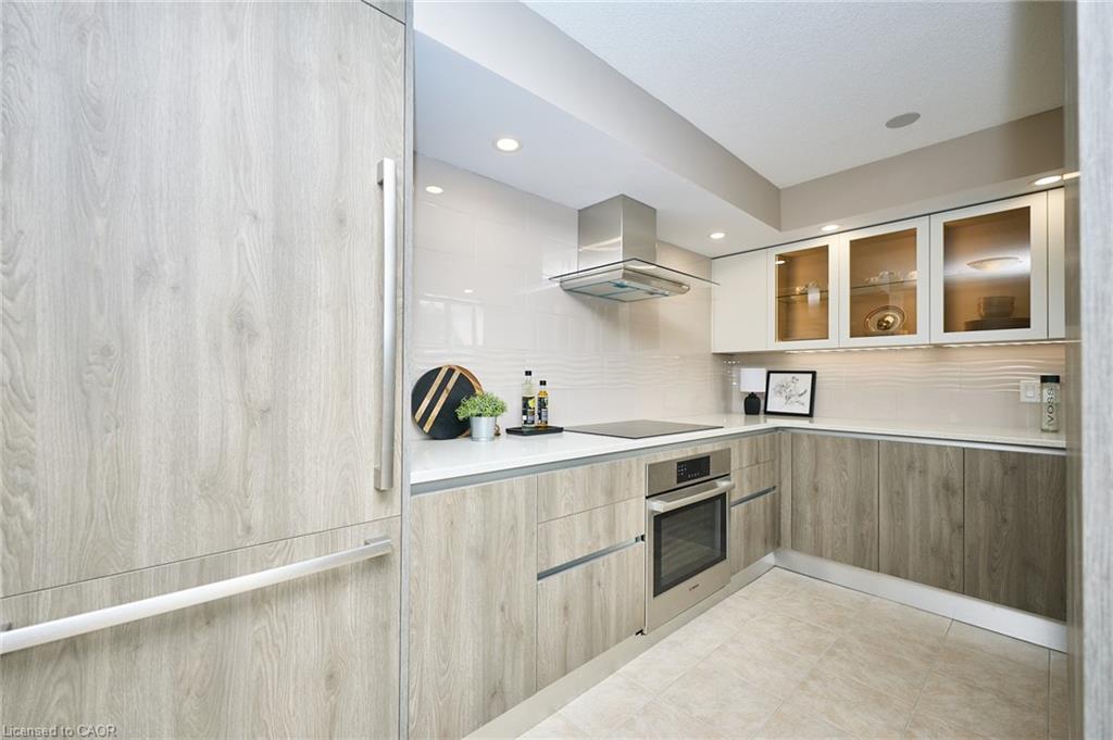 504-1240 Marlborough Court, Oakville, ON - Indoor Photo Showing Kitchen