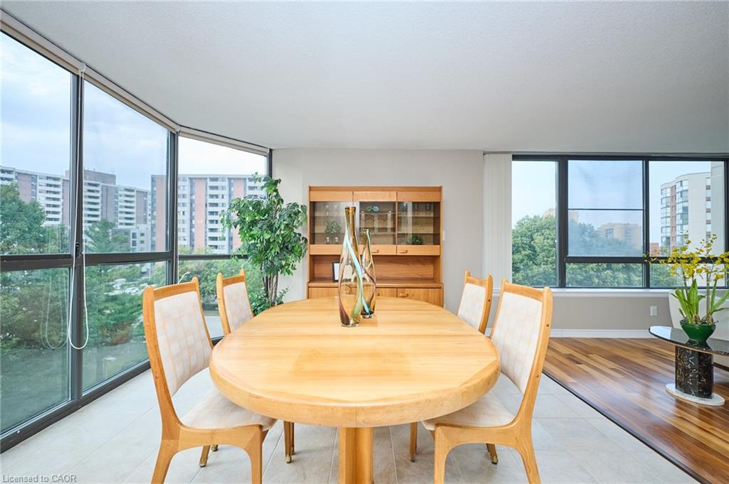 504-1240 Marlborough Court, Oakville, ON - Indoor Photo Showing Dining Room