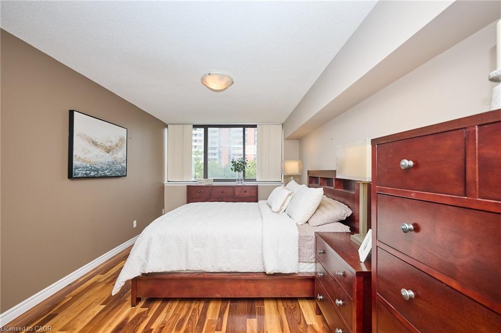 504-1240 Marlborough Court, Oakville, ON - Indoor Photo Showing Bedroom