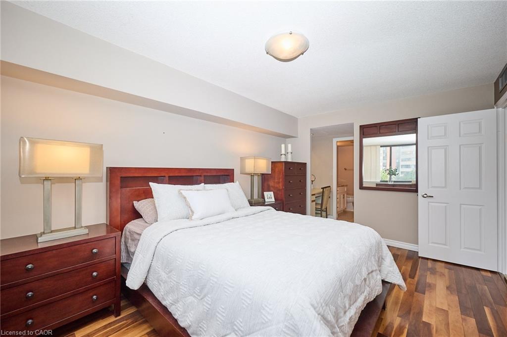 504-1240 Marlborough Court, Oakville, ON - Indoor Photo Showing Bedroom