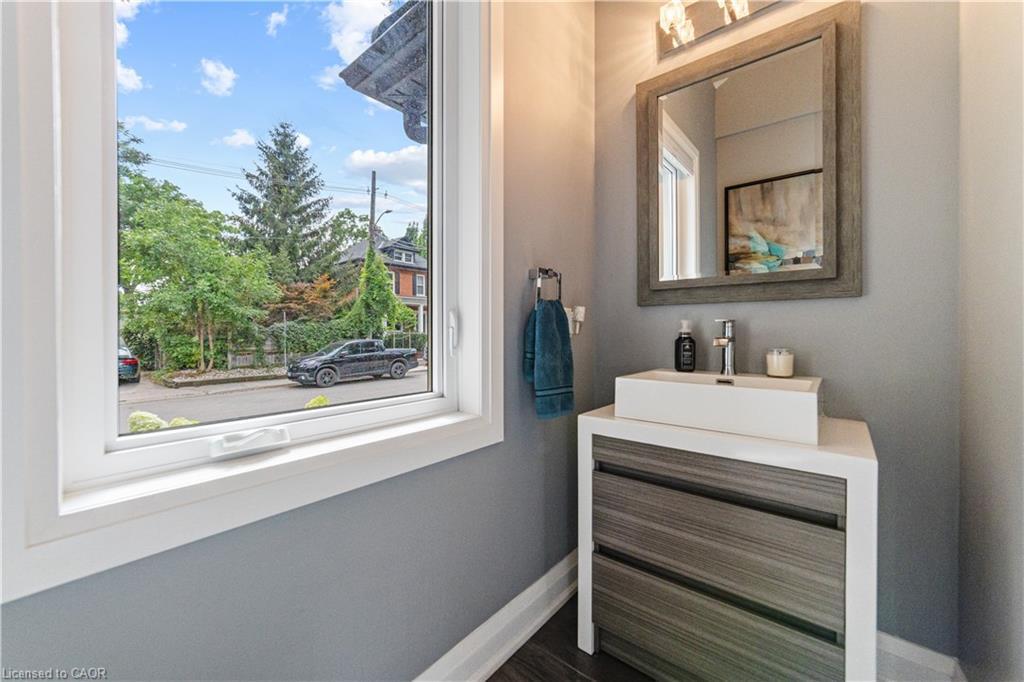535 Locust Street, Burlington, ON - Indoor Photo Showing Bathroom