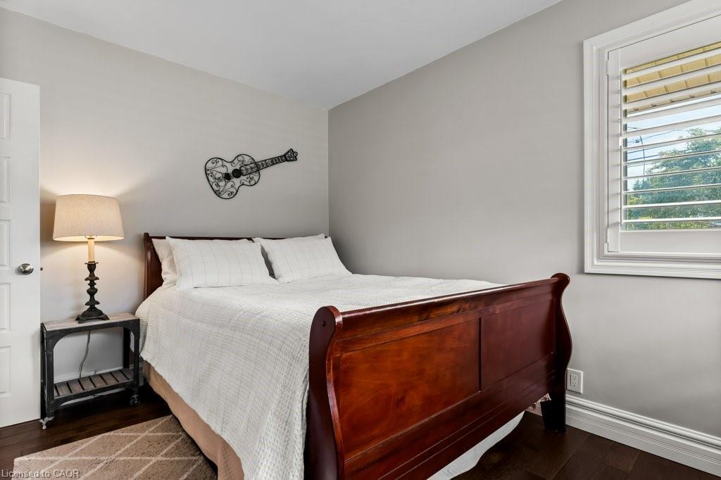 2 Lynnwood Avenue, Grimsby, ON - Indoor Photo Showing Bedroom