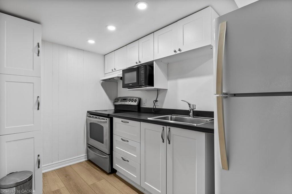 2 Lynnwood Avenue, Grimsby, ON - Indoor Photo Showing Kitchen