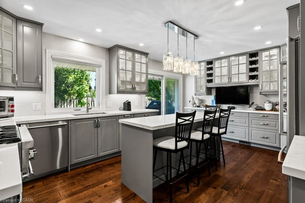 2 Lynnwood Avenue, Grimsby, ON - Indoor Photo Showing Kitchen With Upgraded Kitchen