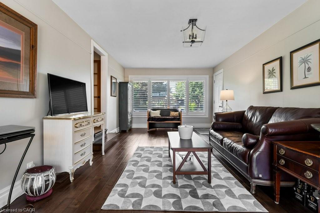 2 Lynnwood Avenue, Grimsby, ON - Indoor Photo Showing Living Room