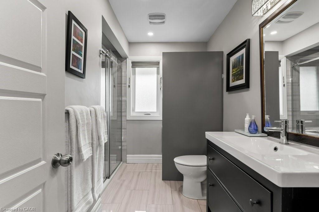 2 Lynnwood Avenue, Grimsby, ON - Indoor Photo Showing Bathroom