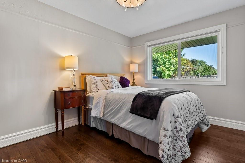2 Lynnwood Avenue, Grimsby, ON - Indoor Photo Showing Bedroom