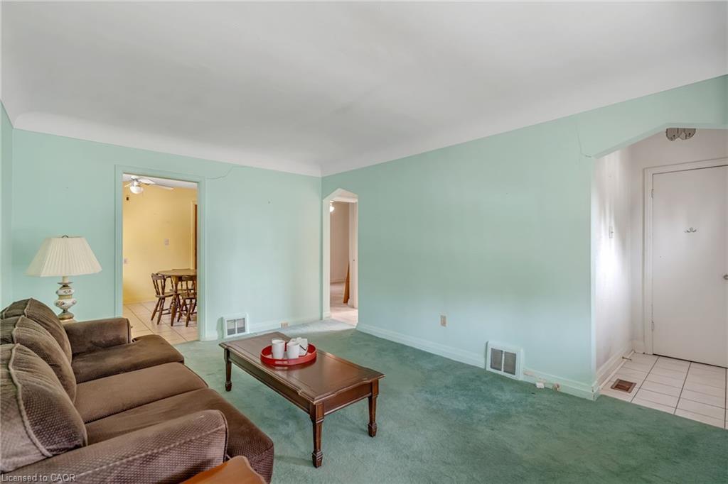 113 East 38Th Street, Hamilton, ON - Indoor Photo Showing Living Room