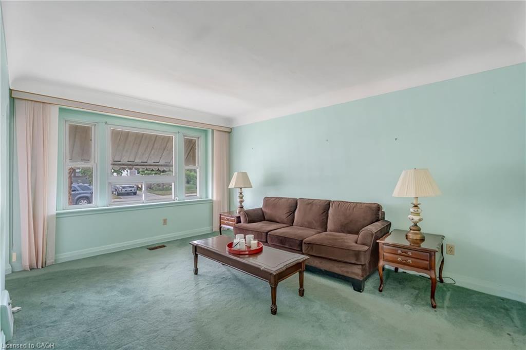 113 East 38Th Street, Hamilton, ON - Indoor Photo Showing Living Room