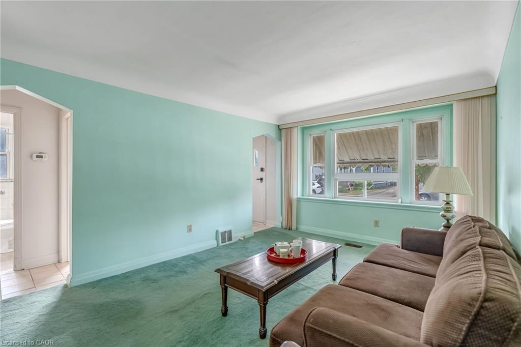 113 East 38Th Street, Hamilton, ON - Indoor Photo Showing Living Room