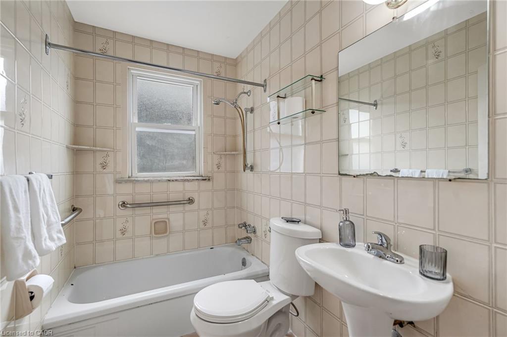 113 East 38Th Street, Hamilton, ON - Indoor Photo Showing Bathroom