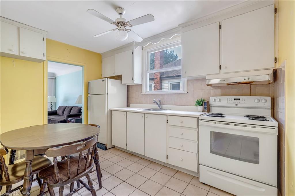 113 East 38Th Street, Hamilton, ON - Indoor Photo Showing Kitchen With Double Sink