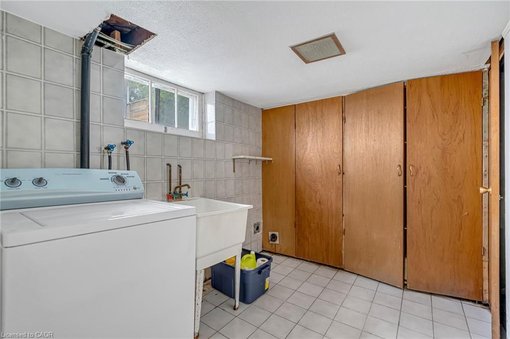 113 East 38Th Street, Hamilton, ON - Indoor Photo Showing Laundry Room
