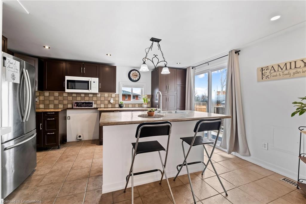 135 St George Street, Welland, ON - Indoor Photo Showing Kitchen With Upgraded Kitchen